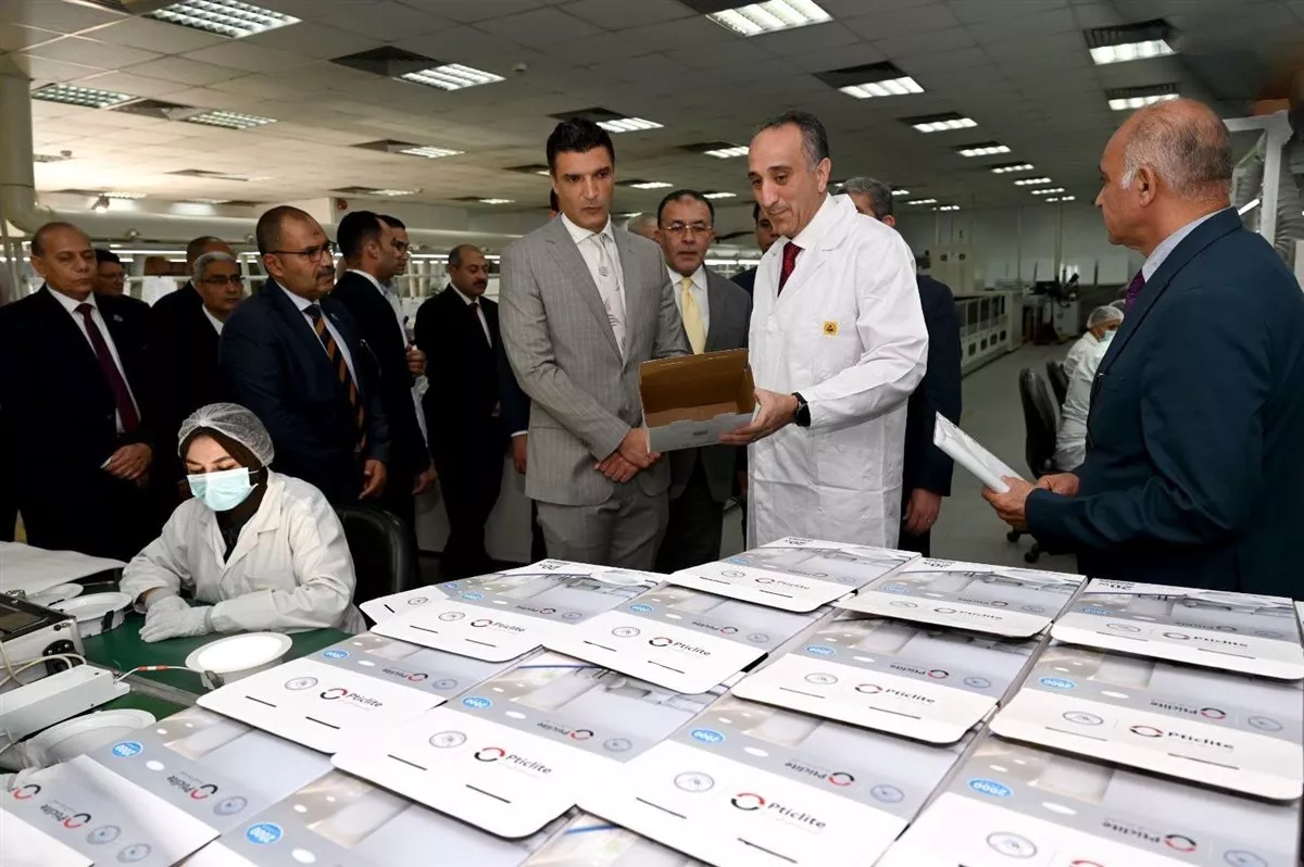 وزير الصناعة يتفقد مصانع العربية العالمية للبصريات