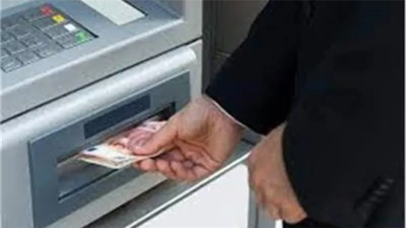 البنوك : تغذية ماكينات الصراف الالى لتنظيم عمليات السحب طوال فترة عطلة عيدالفطر المبارك