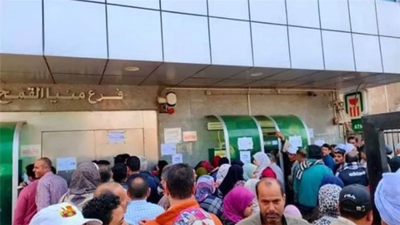 توافد قوى من اصحاب المعاشات على ماكينات الصراف الالى 