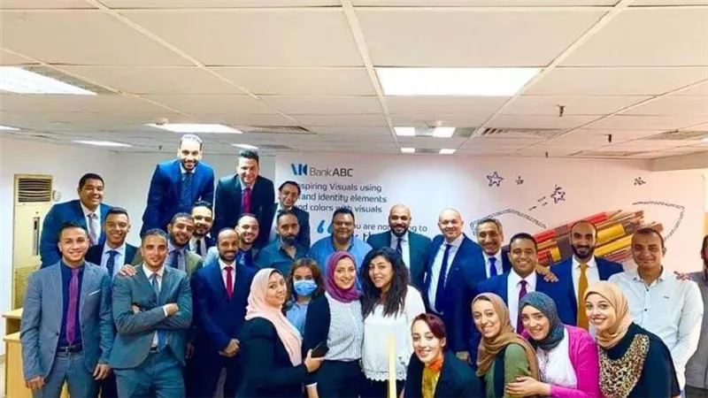 موظفين بنك CIB يحتفلون بزيادة مبيعات القروض الشخصية بنسبة 137%