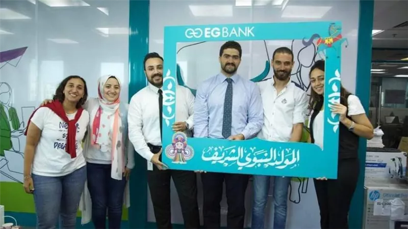 صور | البنوك تحتفل مع موظفيها بالمولد النبوي الشريف