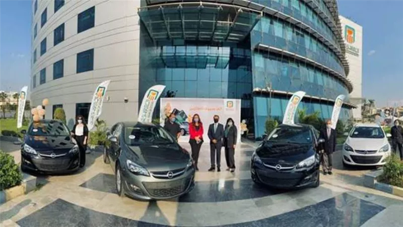   في إطار حملته الترويجية لبطاقات الائتمان..  البنك الأهلي المصري يسلم 6 سيارات للفائزين