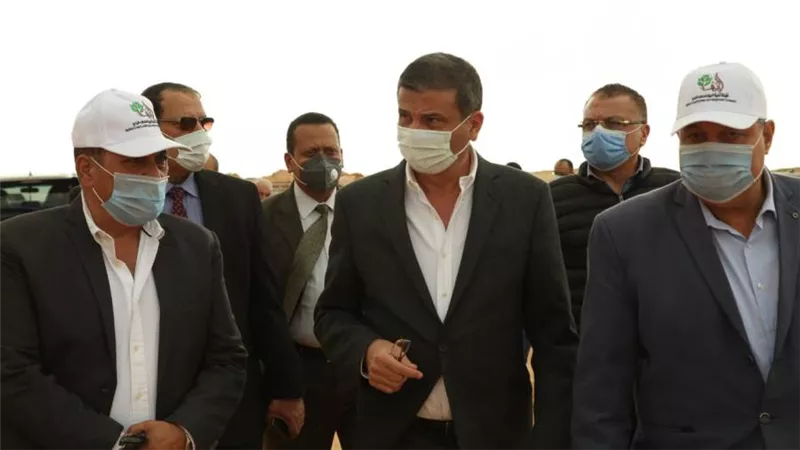 صور | رئيس البنك الزراعى يبحث دعم وتمويل مشروعات المنتفعين بمشروع مليون ونصف فدان في منطقة غرب غرب المنيا
