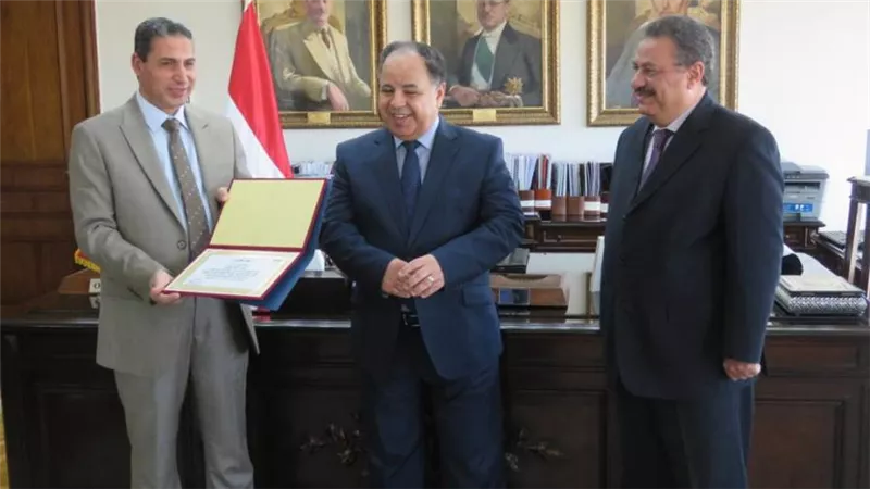 وزير المالية يُكَّرم رئيس مأمورية ضرائب الشركات المساهمة رفض رشوة كبيرة من أحد مكاتب المحاسبة