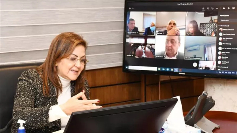 وزيرة التخطيط تبحث مع رؤساء البنوك آليات التمكين الاقتصادي في قرى 