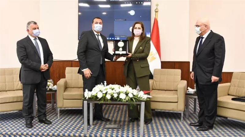 وزيرة التخطيط تكرم نائب رئيس مجلس إدارة شركة تمويلي للتمويل متناهي الصغر