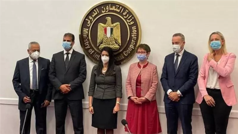 114 مليون دولار من 3 بنوك لتمويل محطة كهرباء كوم أمبو للطاقة الشمسية الأكبر في مصر