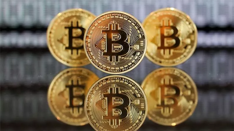 تراجع أسعار البيتكوين.. وتسجل 52 ألف دولار