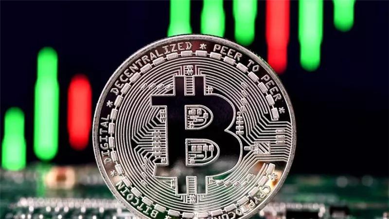 البيتكوين تواصل التأرجح.. والعملة المشفرة تسجل 57 ألف و800 دولار