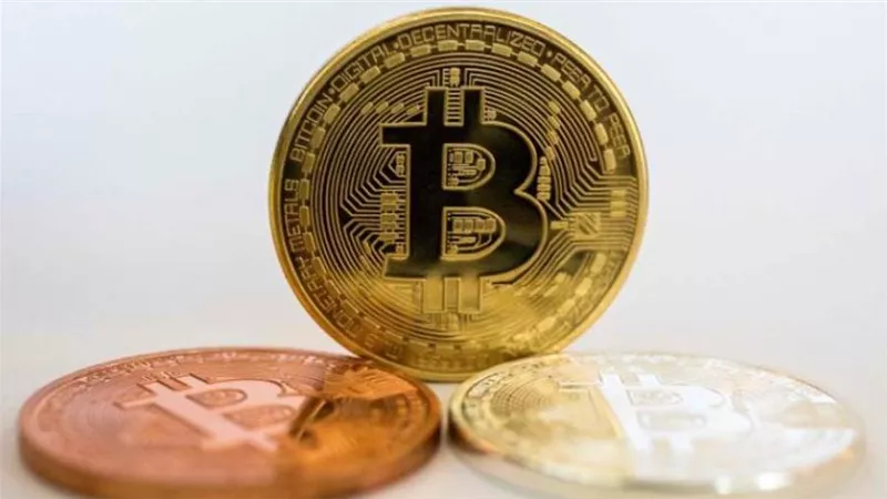 سعر البيتكوين يتراجع إلى 52 ألف دولار.. وتوقعات بمزيد من الانخفاض