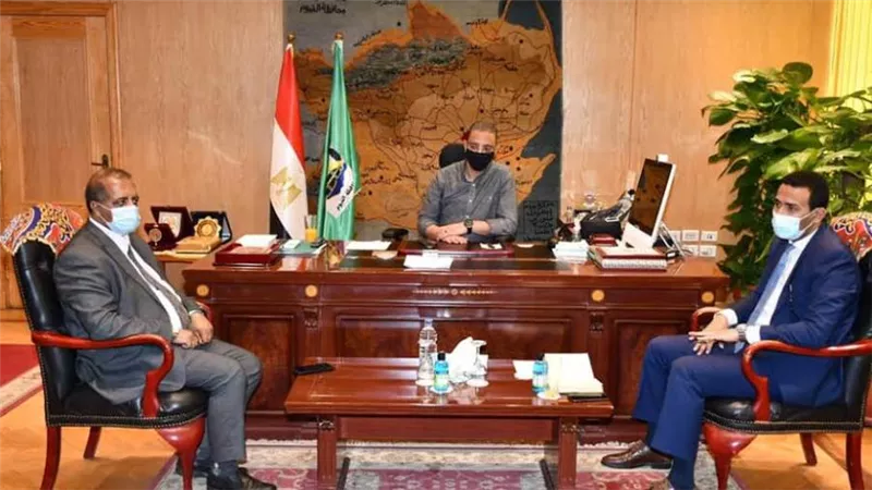 وفد من البنك الأهلي المصري يبحث فتح فروع جديدة بـ3 مراكز في الفيوم وزيادة ماكينات 