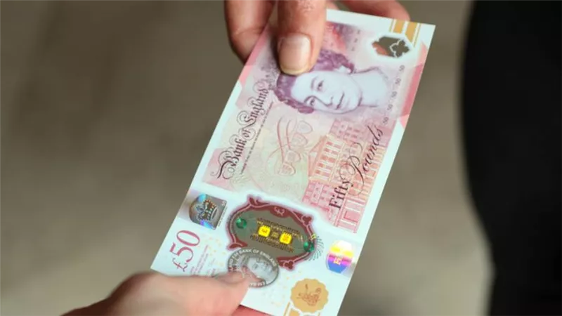 بنك إنجلترا يبدأ تداول الأوراق النقدية الجديدة من البوليمر