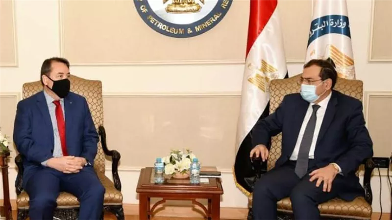 الملا يبحث تعزيز الاستثمارات التشيلية في مصر بمجال البترول والغا