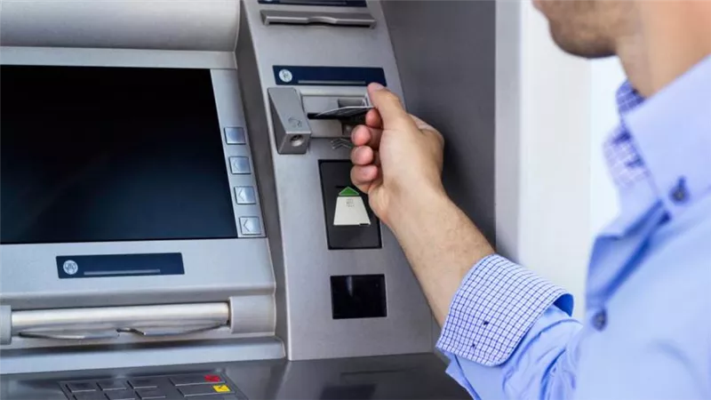 ماكينات الصراف الآلي تشهد إقبالا كبيراً أول أيام العيد.. والبنوك تغذي  الـ ATM