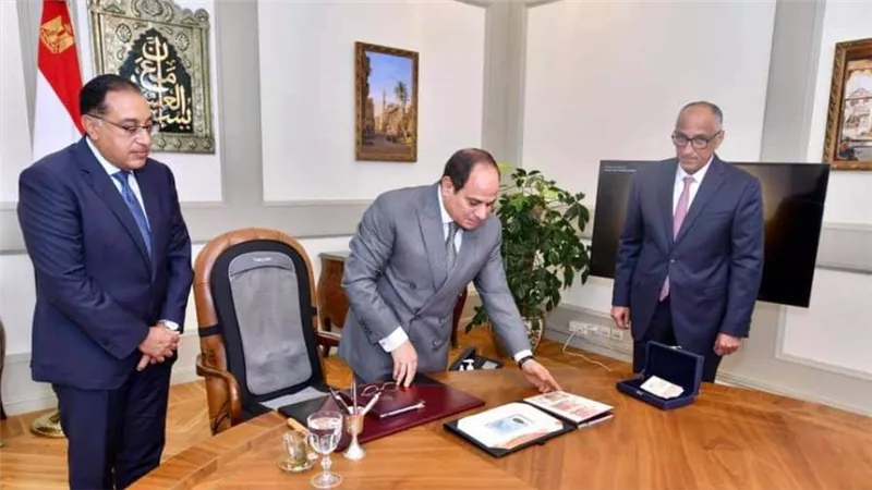 السيسي يجتمع مع محافظ البنك المركزي ويطلع على البنكنوت الجديد الجاري اصداره في نوفمبر المقبل