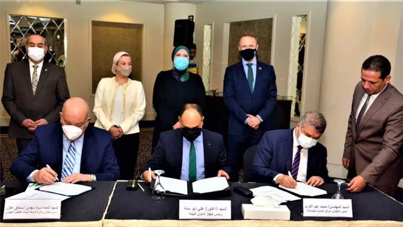3 وزراء يشهدون مراسم توقيع بروتوكول لتشغيل نظام خلايا شمسية صغيرة بمطار القاهرة الدولي