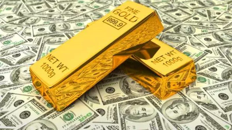 الذهب يتراجع عالميا.. واستقرار الدولار بالقرب من أعلى مستوياته في العام