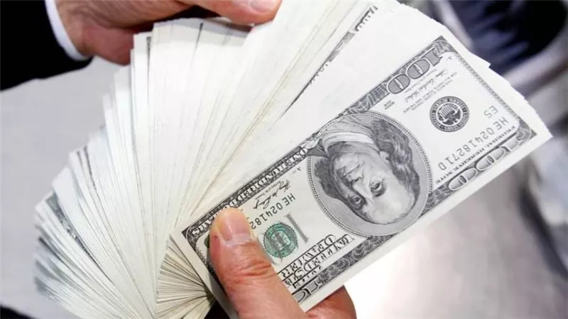 الدولار يسجل أعلى مستوى أمام اليورو في عام وسط موجة تشدد تسود الاحتياطي الفيدرالي