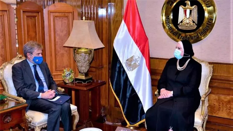 وزيرة الصناعة تبحث مع السفير الإيطالي تنمية التعاون الاقتصادي والتجاري بين البلدين