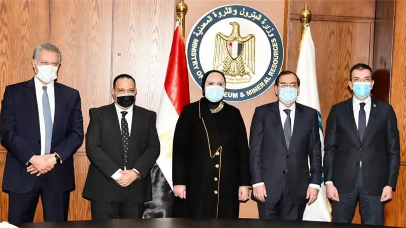 توقيع عقدين لتمويل تحويل السيارات للعمل بالغاز بالتعاون بين البترول وتنمية المشروعات