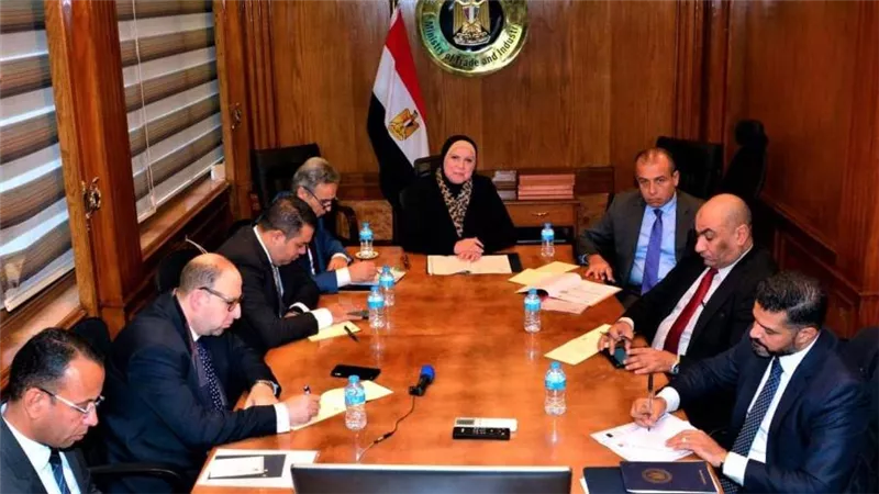 وزيرة التجارة ونظيرها العماني يبحثان التعاون الاستثماري المشترك بين البلدين