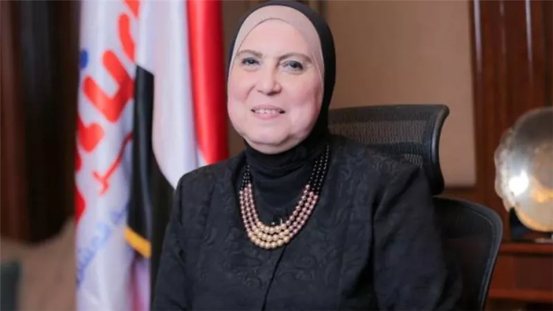 نيفين جامع: 12% من حجم التجارة العالمية تمر عبر قناة السويس