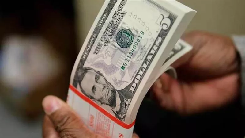الدولار يرتفع إلى أعلى مستوياته.. وتوقعات بارتفاعات أكبر وأسرع في الأسعار بالأسواق