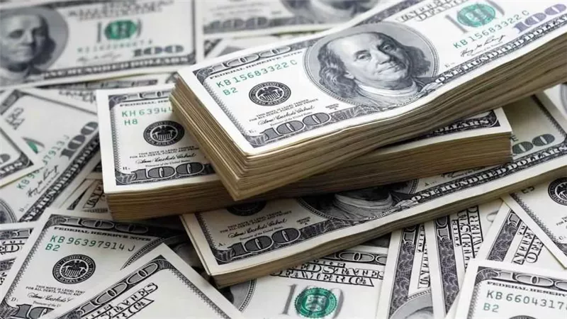 الدولار يتباطأ بعد هبوطه من ذروة 19 شهرا