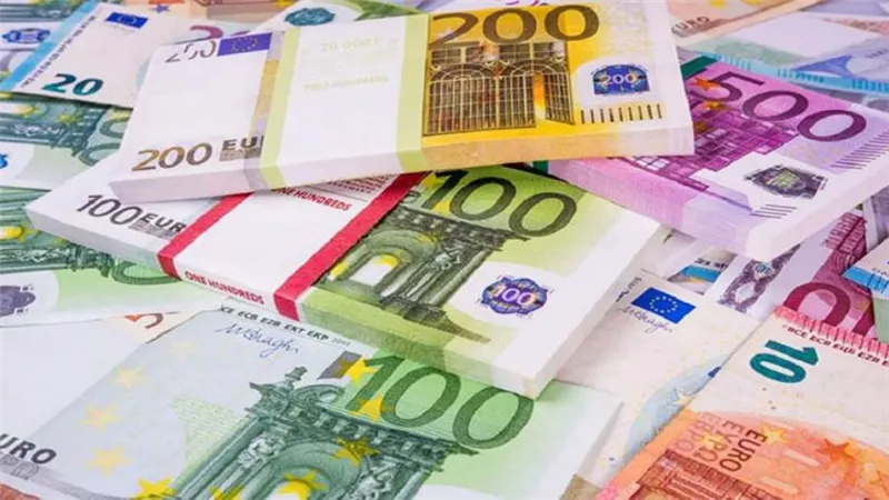 قبل اجتماع البنك المركزي الأوروبي.. انخفاض اليورو بعد ارتفاع 3 أيام