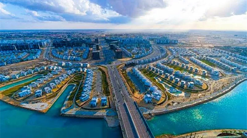 خبير سياحي: العلمين الجديدة أصبحت وجهة عالمية تجمع الشواطئ الفاخرة والسياحة الثقافية