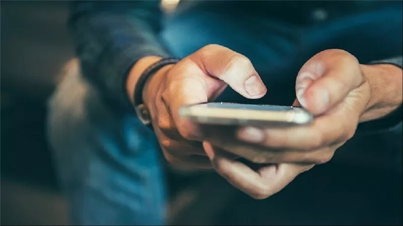 تصفح الهاتف أثناء المشي عادة شائعة تتحول إلى خطر خفي يهدد الصحة والتركيز