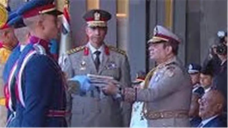 في لحظة تاريخية.. الرئيس السيسي يسلّم علم القوات المسلحة لرفعه فوق مقر القيادة الاستراتيجية الجديد