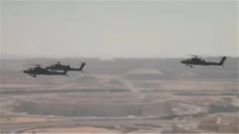 السيسي يشهد استعراضا للطائرات المروحية المقاتلة بمقر القيادة الاستراتيجية
