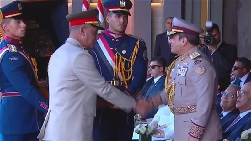 خلال افتتاح القيادة الاستراتيجية.. وزير الدفاع يهدي الرئيس السيسي درعًا تذكاريًا في مراسم «الأوكتاجون»
