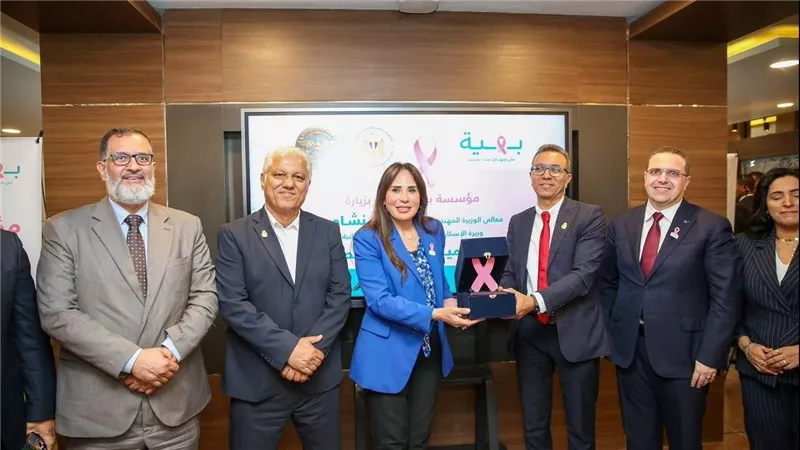 وزيرة الإسكان أثناء زيارة 