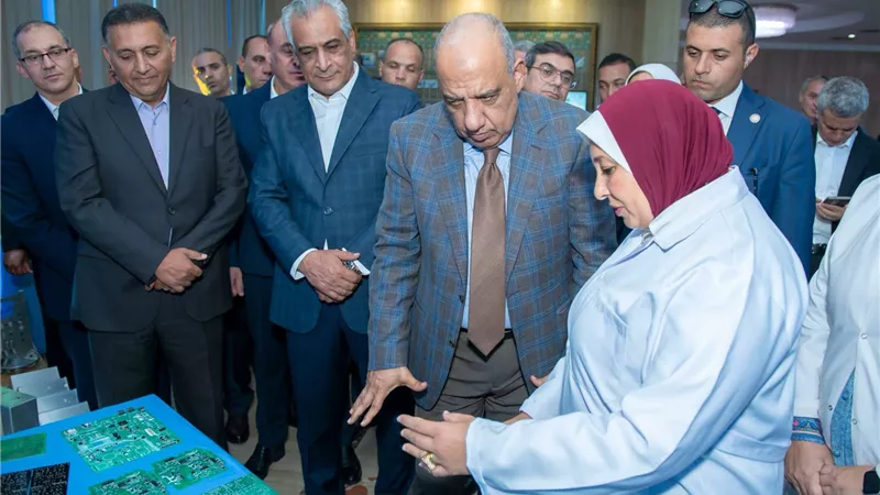 خطوط إنتاج جديدة وتكنولوجيا متقدمة.. تفاصيل زيارة وزيري الإنتاج الحربي والكهرباء لبنها (صور)