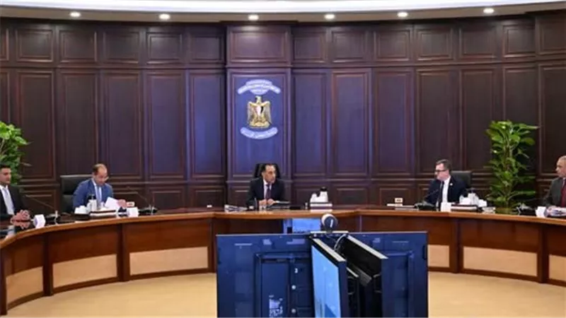 رئيس الوزراء يوجه بالإسراع في ترفيق المناطق الصناعية بالشراكة مع القطاع الخاص