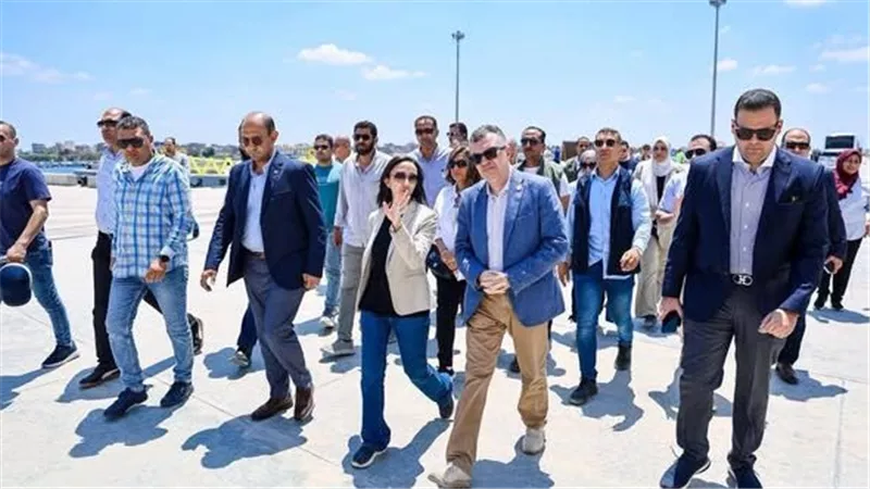 وزير التخطيط ومحافظ البحيرة يختتمان جولتهما بتفقد مشروع تطوير ميناء رشيد