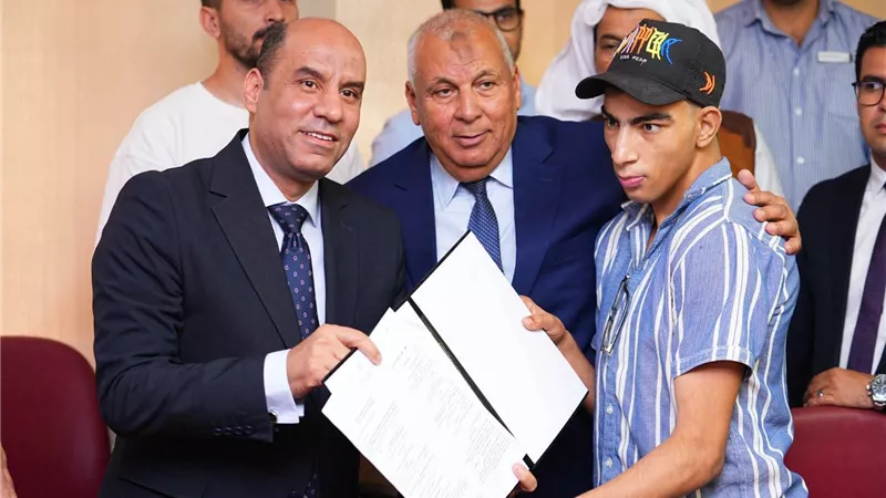 وزير العمل ومحافظ مطروح يسلمان عقود عمل لذوي الهمم تنفيذًا لتوجيهات الرئيس السيسي