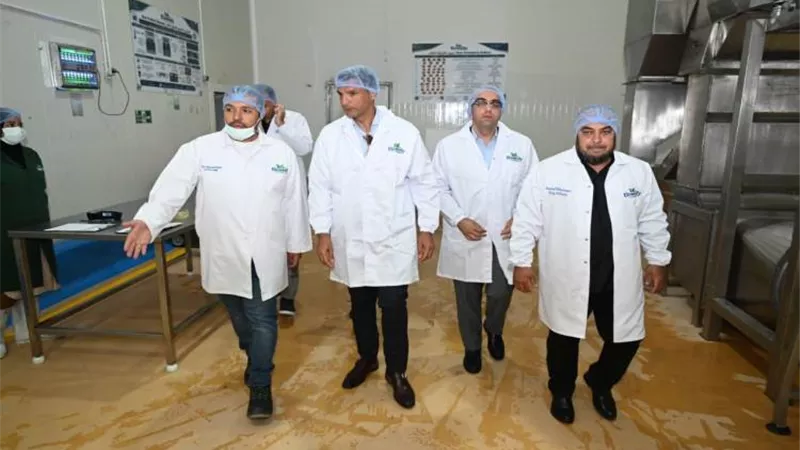 وزير الصناعة يتفقد 4 مصانع بالإسماعيلية ويوفر 2375 فرصة عمل