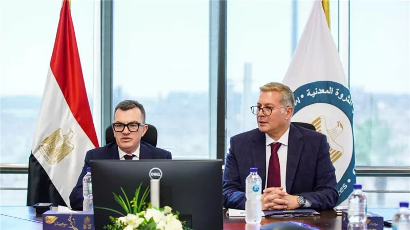 وزيرا التخطيط والبترول يبحثان تأمين إمدادات الطاقة وزيادة الإنتاج والاستثمارات