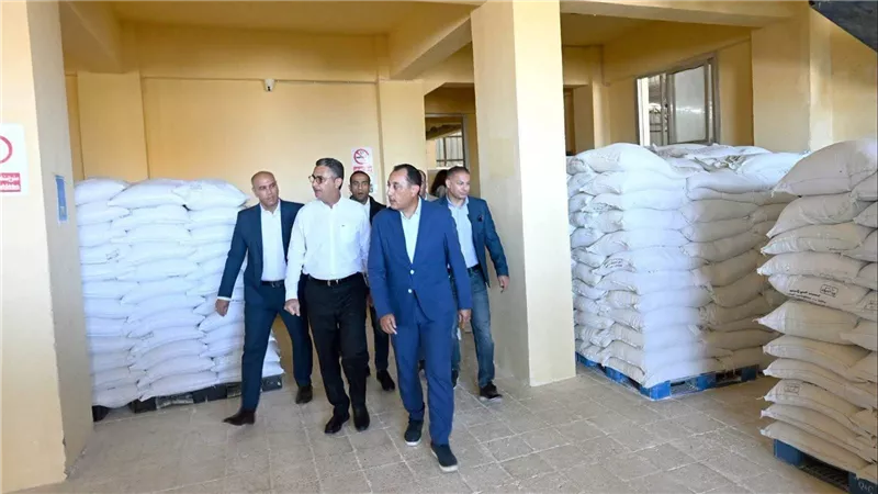 مدبولي يتابع منظومة إنتاج وتوزيع الدقيق بمطروح