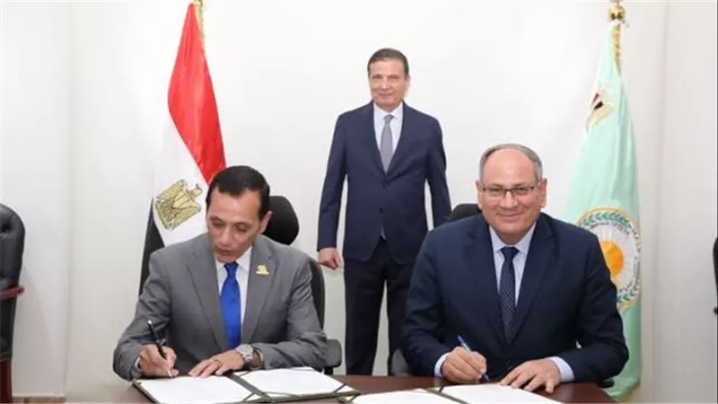 وزير الزراعة يشهد اتفاقاً لإنتاج بذور طماطم عالية الجودة بمطروح