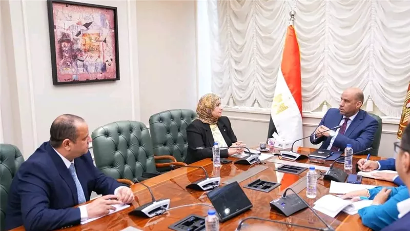 وزير العمل يبحث مع نقيب التمريض تأهيل الخريجين وتوفير فرص عمل جديدة