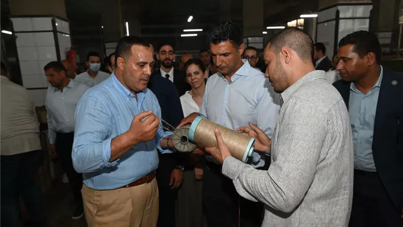 وزير الصناعة يتفقد مصانع الكتان بالغربية ويؤكد دعم الإنتاج المحلي وزيادة الصادرات