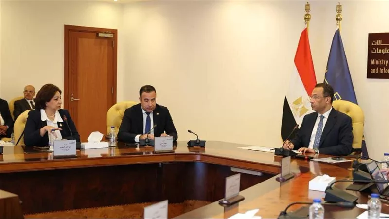 خطوات جديدة لحماية المستخدمين.. وزير الاتصالات: لن نسمح بمخالفة قواعد تسجيل خطوط المحمول