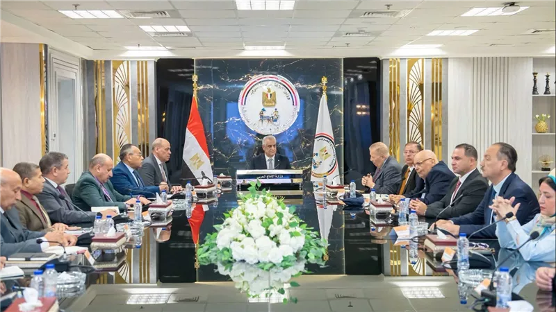 وزير الإنتاج الحربي يبحث شراكات جديدة مع المستثمرين لتعزيز التصنيع المحلي