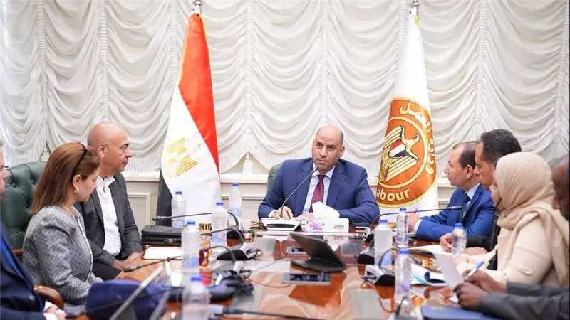 وزير العمل يستعد لإطلاق منظومة رقمية موحدة لتصاريح عمل الأجانب