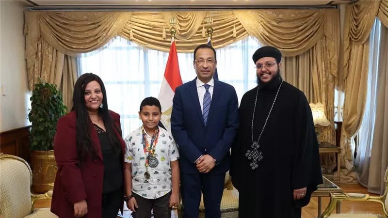 وزير الاتصالات يكرم الطفل مارتيروس مينا لتميزه العالمي في البرمجة والروبوتات (صور)