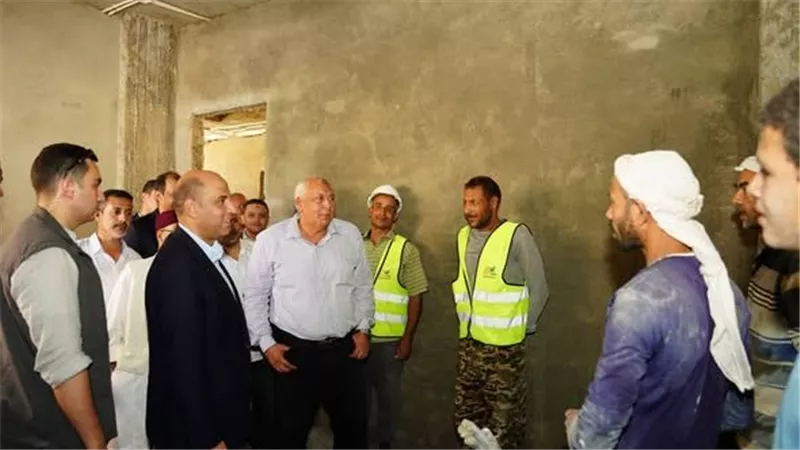وزير العمل ومحافظ مطروح يتفقدان التجهيزات النهائية لمكتب العمل الجديد بالضبعة
